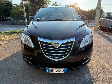 Meravigliosa lancia y benzina metano