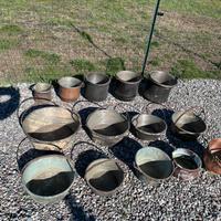 Pentole antiche in rame e letto del 900