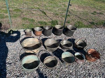 Pentole antiche in rame e letto del 900