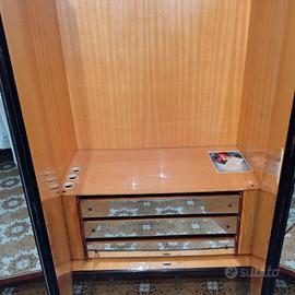 armadio in legno con specchi