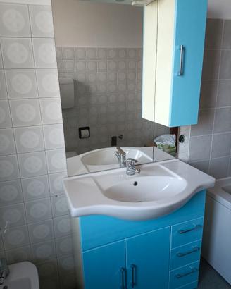 Arredo bagno completo con vasca e sanitari