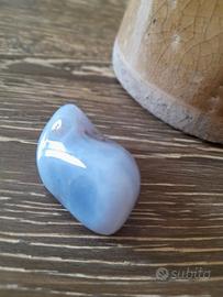 Agata dal pizzo blu. Varietá di quarzo calcedonio.