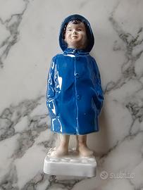 Royal Copenhagen statuina bambino con impermeabile