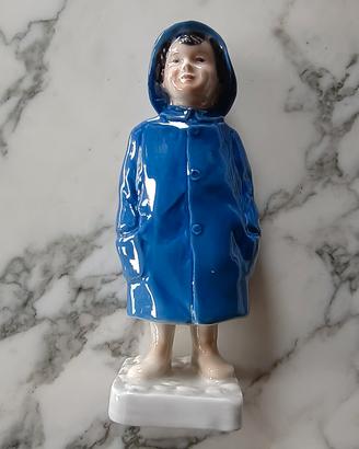 Royal Copenhagen statuina bambino con impermeabile