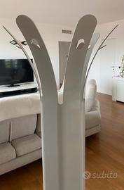 Appendiabiti di design bianco – piantana scultorea