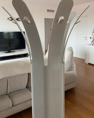 Appendiabiti di design bianco – piantana scultorea