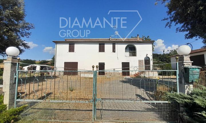 Azienda agricola con casale, annessi e terreno