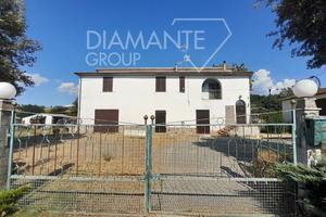 Azienda agricola con casale, annessi e terreno