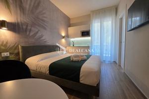 Camera matrimoniale con bagno e angolo cottura