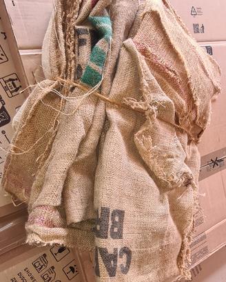 Sacchi in iuta aperti