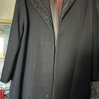 Cappotto nero vintage con collo ricamato
