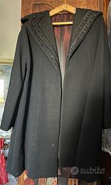 Cappotto nero vintage con collo ricamato