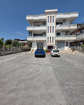Locale commerciale 100mtq con agibilità e parchegg