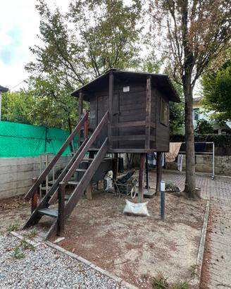 Casetta sospesa sull’albero da giardino usata