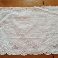 Centrino Vintage ricamato a mano