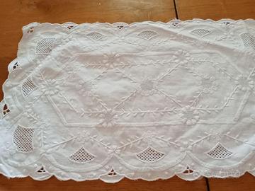 Centrino Vintage ricamato a mano