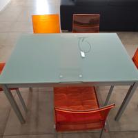 Tavolo allungabile 120 / 220 x 80 cm + sedie
