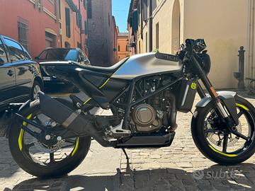 Moto perfetta mai caduta accessoriata visibile a I