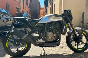 Moto perfetta mai caduta accessoriata visibile a I