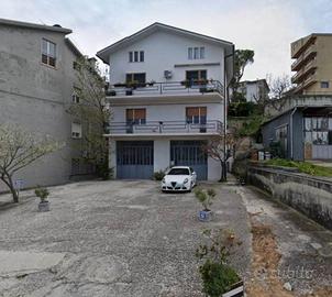 Appartamento di 190 m² con più di 5 locali e box a