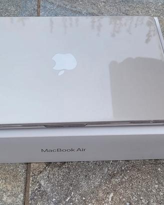 MacBook Air da 13" con chip Apple M3 + accessori 