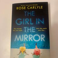 Romanzo in inglese The girl in the mirror