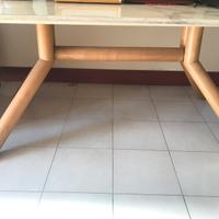 Tavolo design in marmo e gambe in legno