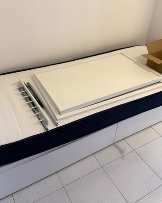 Letto singolo bianco con cassetti e materasso
