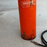 pompa x ingrassare macchinari .