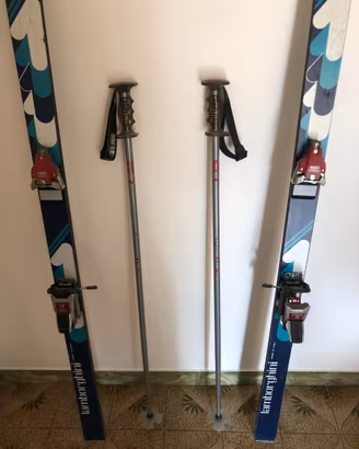 Coppia sci + coppia bastoni sci