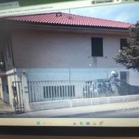 Casa indipendente con 2 appartamenti e laboratori