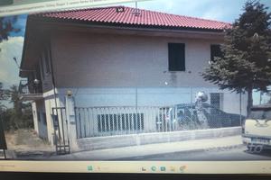 Casa indipendente con 2 appartamenti e laboratori