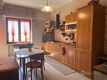 Cucina usata con elettrodomestici