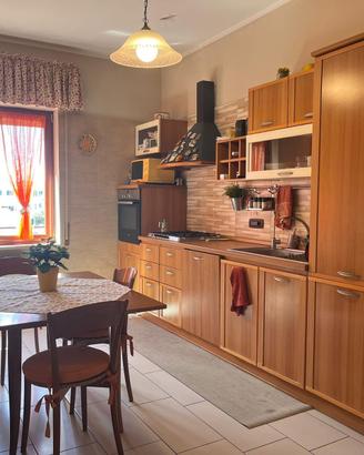 Cucina usata con elettrodomestici