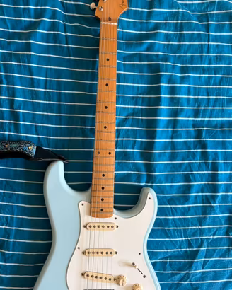 Fender Stratocaster 50s Vintera Daphne blue