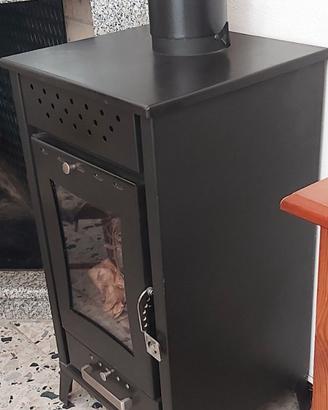 Stufa a legna completa di tubi