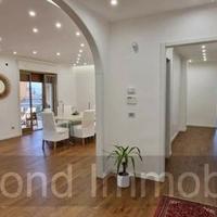 Attico ristrutturato con terrazza e garage