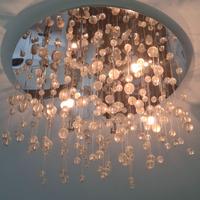 Elegante plafoniera cromata con gocce di vetro