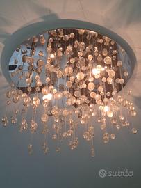 Elegante plafoniera cromata con gocce di vetro