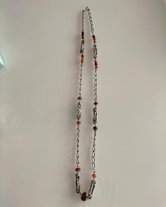 Collana in metallo con perle ambrate