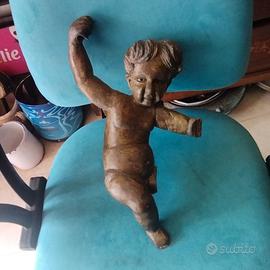 Puttino antico in legno dipinto. 