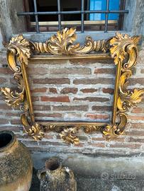 Cornice dorata con foglie
