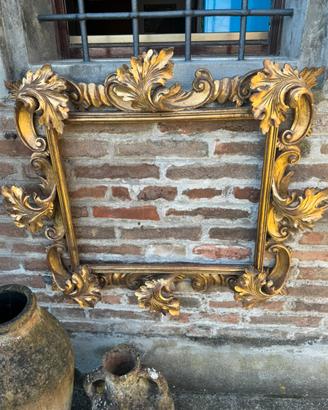 Cornice dorata con foglie