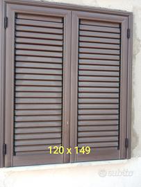 finestra in alluminio noce scuro. 