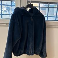 Pellicciotto morbidoso con cappuccio