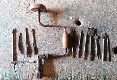 Attrezzi antichi da falegname sega trapano a mano