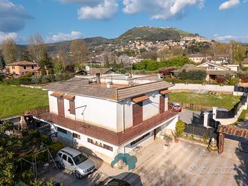 Villa Trifamiliare Angolare Ampia Metratura