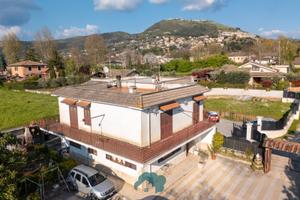 Villa Trifamiliare Angolare Ampia Metratura