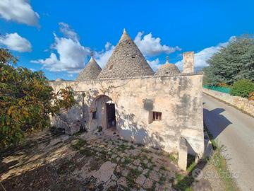 Trulli e lamie da ristrutturare con terreno