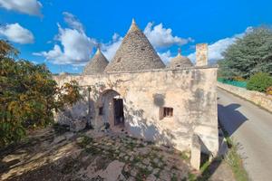 Trulli e lamie da ristrutturare con terreno